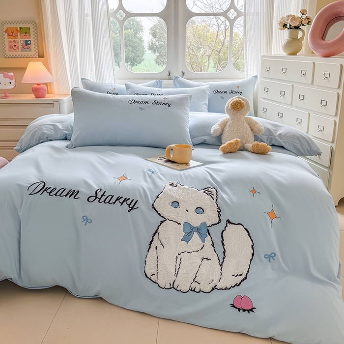 91家纺网 家纺一手货源 找家纺 凯美 2025新款超柔水洗棉卡通贴布绣四件套 幸运小猫-浅蓝