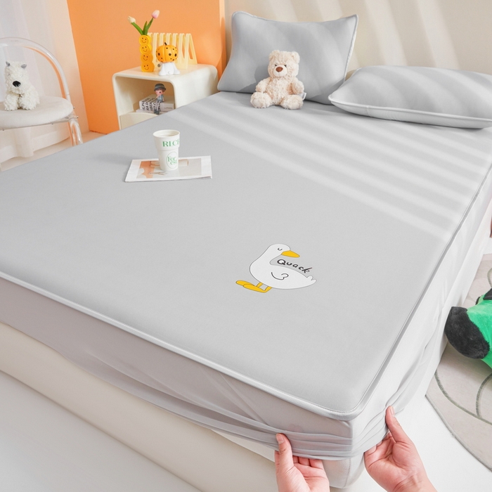 91家纺网 家纺一手货源 找家纺 2025春夏新款独家研发太空层凉感鸭冰丝烫画软凉席床笠款 凉感鸭-浅灰