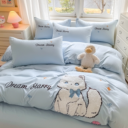 91家纺网 家纺一手货源 找家纺 凯美 2025新款超柔水洗棉卡通贴布绣四件套 幸运小猫-浅蓝