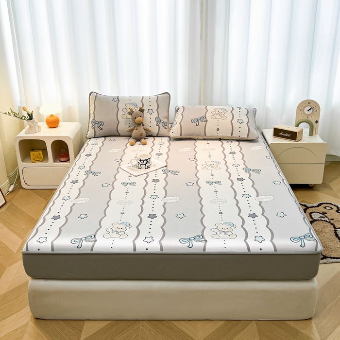 91家纺网 家纺一手货源 找家纺 2025春夏新款独家研发太空层凉感软席冰丝印花凉席床笠款 甜梦小熊