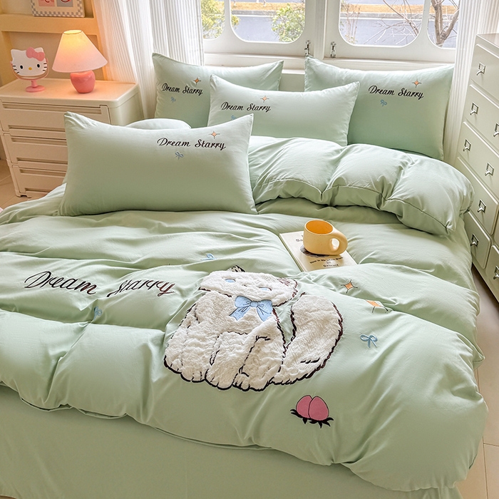 91家纺网 家纺一手货源 找家纺 凯美 2025新款超柔水洗棉卡通贴布绣四件套 幸运小猫-浅绿