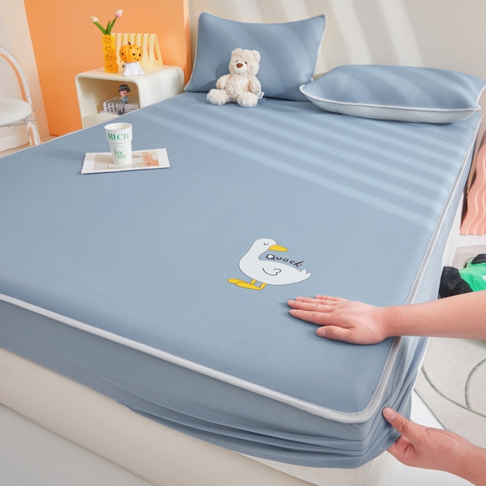 91家纺网 家纺一手货源 找家纺 2025春夏新款独家研发太空层凉感鸭冰丝烫画软凉席床笠款 凉感鸭-宾利蓝