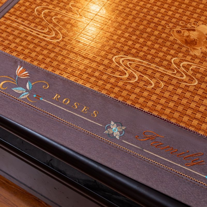 91家纺网 家纺一手货源 找家纺 （总）新月家纺（锦威郎） 2025新款年年有余碳化刺绣双面席竹席