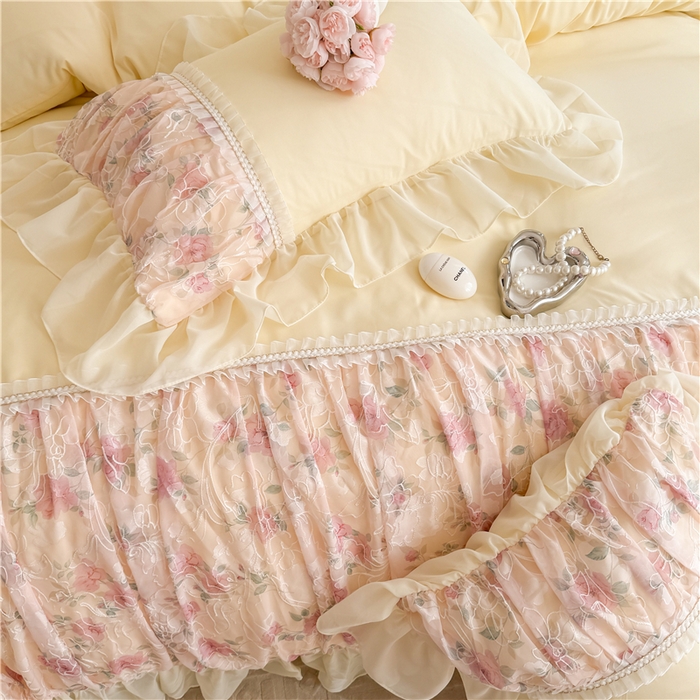 91家纺网 家纺一手货源 找家纺 富盛家纺 2025新款水洗亲肤棉雪纺印绣工艺四件套公主风四件套巴黎春天系列 巴黎春天-黄