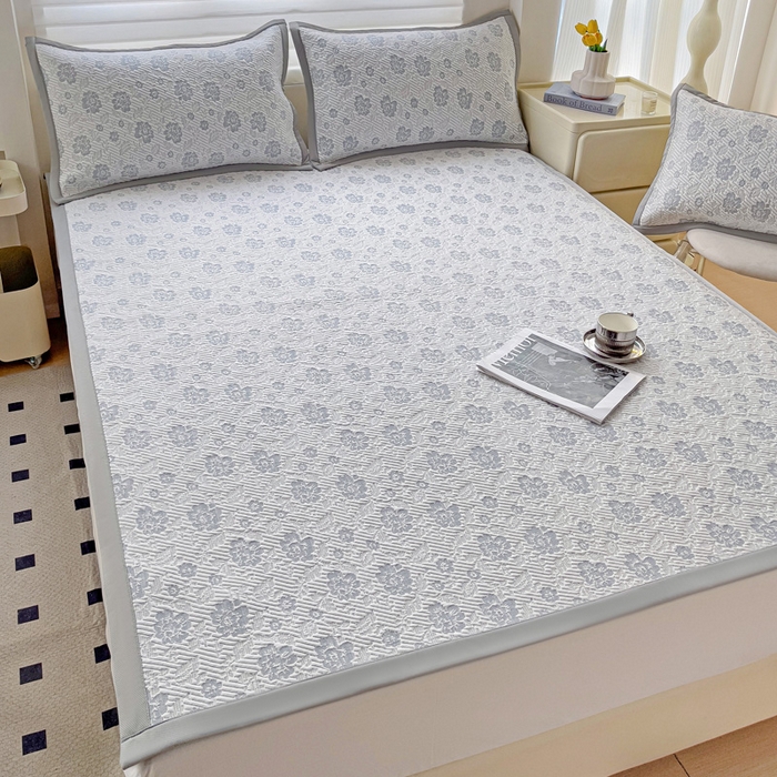 91家纺网 家纺一手货源 找家纺 富馨莱 2025新款A类480克PE凉感凉豆豆凉席三件套和单件平铺款 玫瑰花园-灰