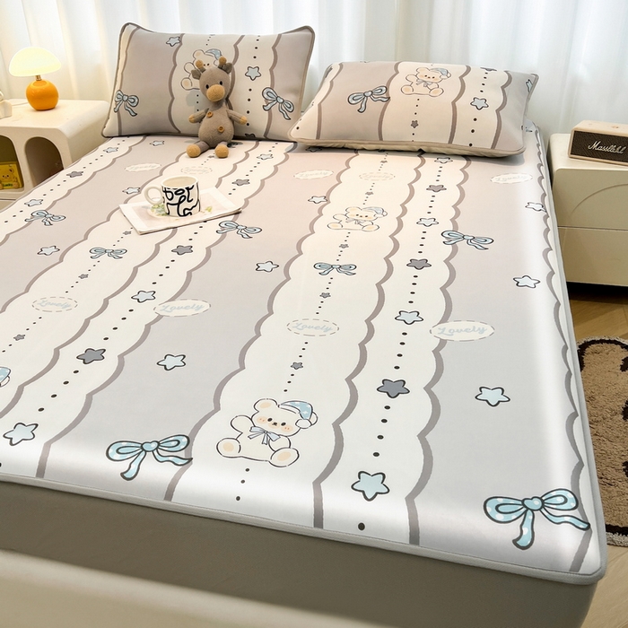 91家纺网 家纺一手货源 找家纺 2025春夏新款独家研发太空层凉感软席冰丝印花凉席床笠款 甜梦小熊