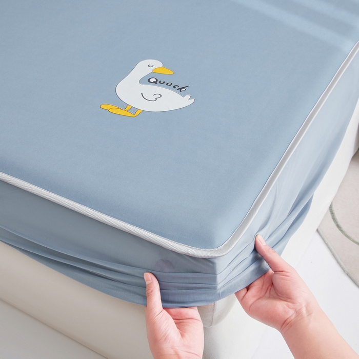 91家纺网 家纺一手货源 找家纺 2025春夏新款独家研发太空层凉感鸭冰丝烫画软凉席床笠款 凉感鸭-宾利蓝