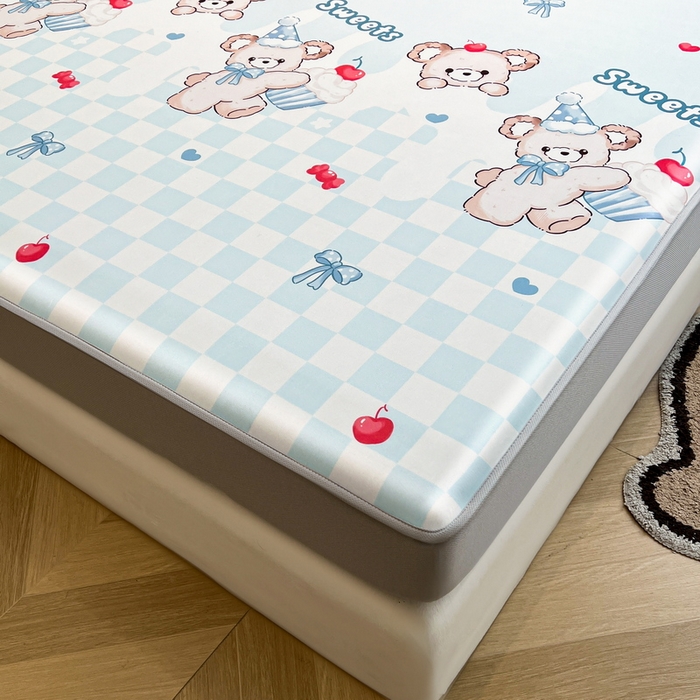 91家纺网 家纺一手货源 找家纺 2025春夏新款独家研发太空层凉感软席冰丝印花凉席床笠款 蛋糕熊