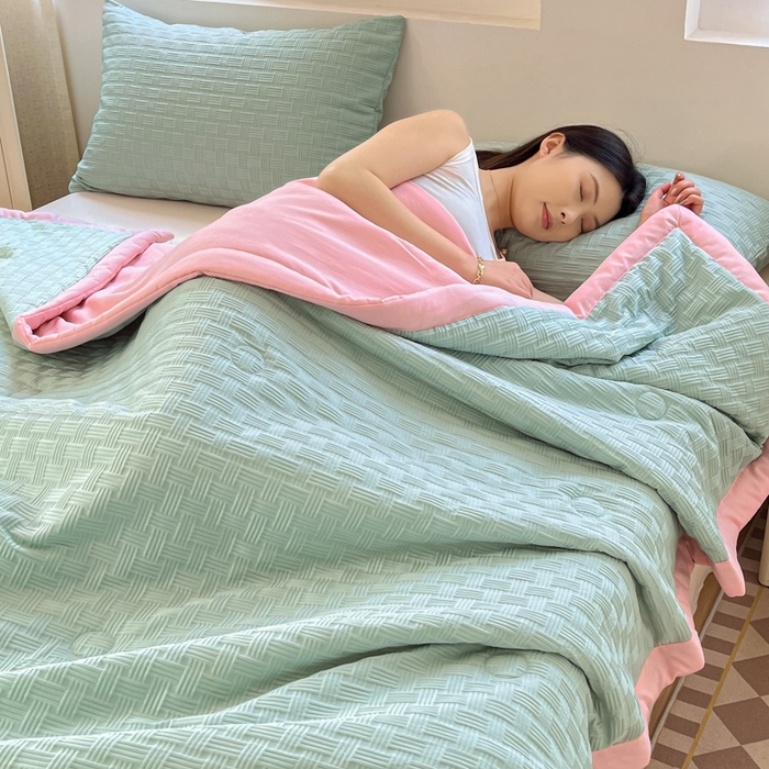 91家纺网 家纺一手货源 找家纺 欧邦 2025新款华夫格水洗棉夏被 绿＋粉