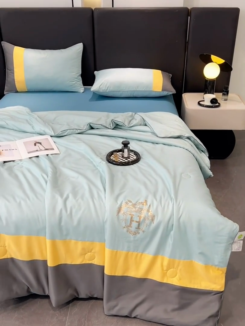 91家纺网 家纺一手货源 找家纺 梦舒羽 2025新款清凉舒适水洗冰丝双拼亮钻夏被四件套 双拼亮钻海盐蓝