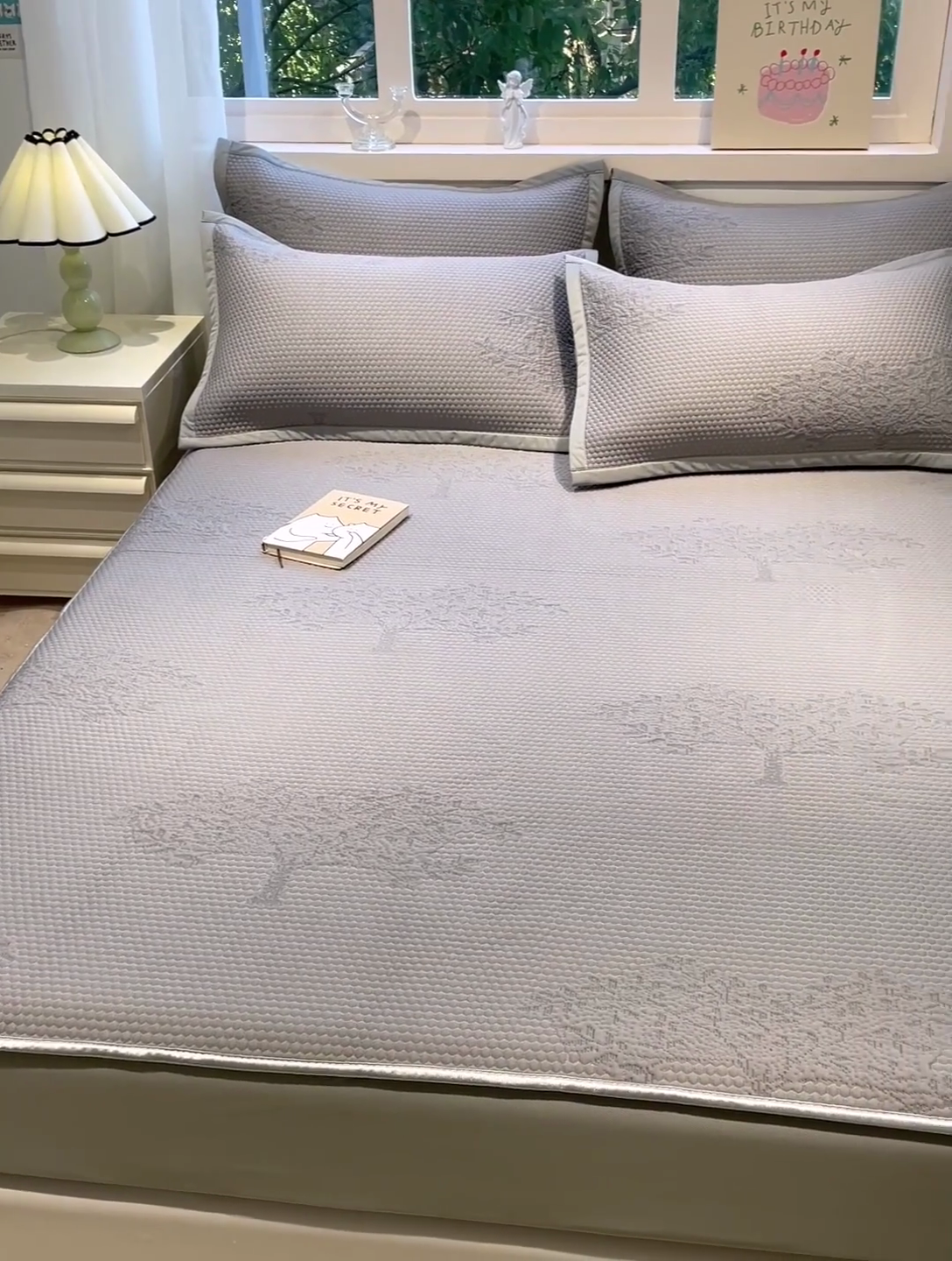 91家纺网 家纺一手货源 找家纺 富馨莱 2025新款A类480克PE凉感凉豆豆凉席三件套和单件床笠款 发财树-灰