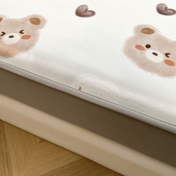 91家纺网 家纺一手货源 找家纺 2025春夏新款独家研发太空层凉感软席冰丝印花凉席床笠款 黄油小熊