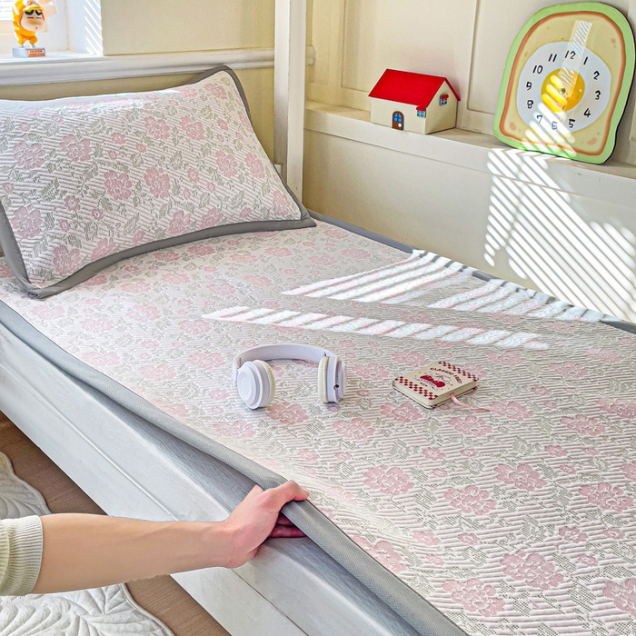 91家纺网 家纺一手货源 找家纺 富馨莱 2025新款A类480克PE凉感凉豆豆凉席三件套和单件学生款 玫瑰花园-粉