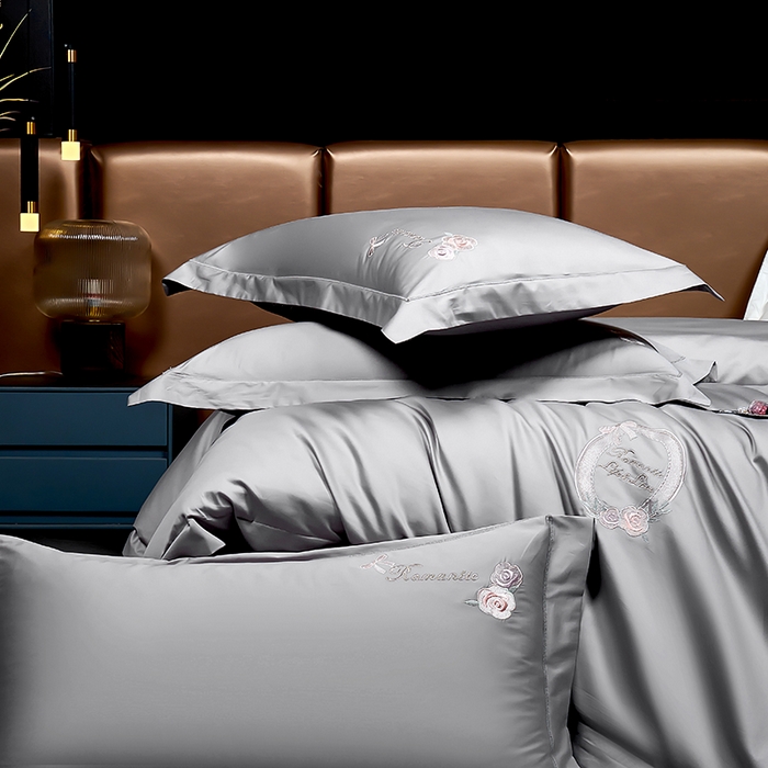 91家纺网 家纺一手货源 找家纺 U品汇 2025新款60s支贡缎长绒棉刺绣花四件套纯棉全棉100%棉礼盒包装 安妮贝尔-高级灰