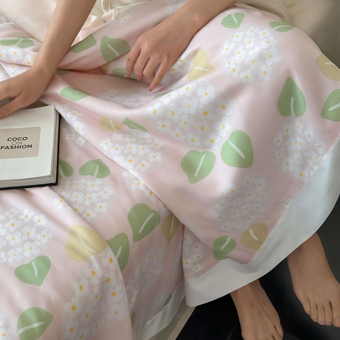 91家纺网 家纺一手货源 找家纺 茧羽世家 2025新款天丝银萃沁氧抗菌系列夏被子被芯 粉黛绣梦