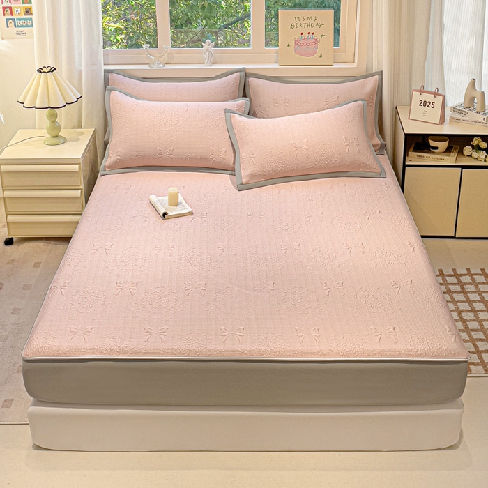 91家纺网 家纺一手货源 找家纺 富馨莱 2025新款A类480克PE凉感凉豆豆凉席三件套和单件床笠款 蝴蝶結-奶昔粉