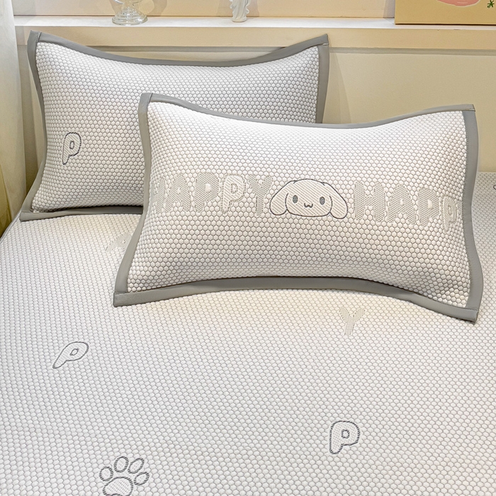 91家纺网 家纺一手货源 找家纺 富馨莱 2025新款A类480克PE凉感凉豆豆凉席三件套和单件床笠款 呆呆狗