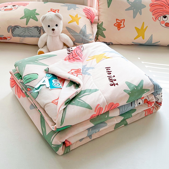 91家纺网 家纺一手货源 找家纺 好梦来家纺（原锦茂家纺） 2025新款印花凉感丝抗菌夏被 搞怪女孩