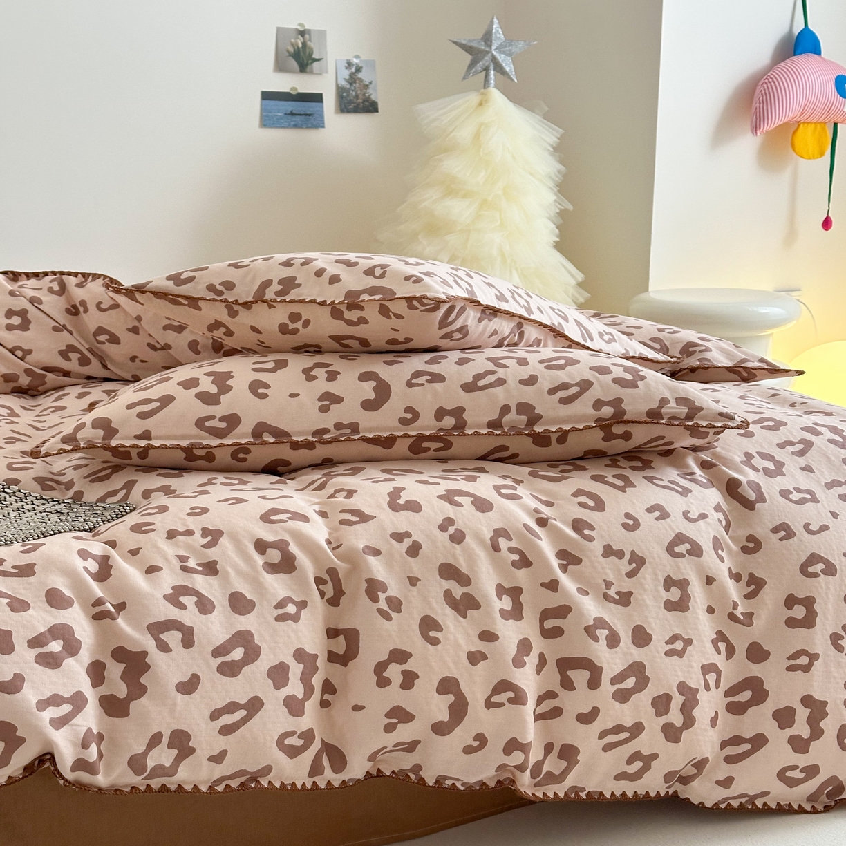 91家纺网 家纺一手货源 找家纺 2025新款春夏新品工艺款全棉双层纱贝壳边四件套 星野