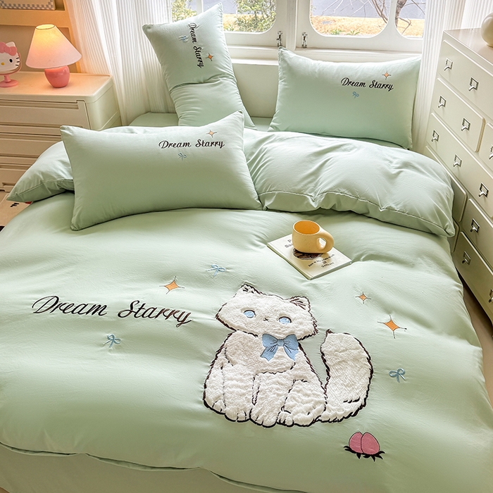 91家纺网 家纺一手货源 找家纺 凯美 2025新款超柔水洗棉卡通贴布绣四件套 幸运小猫-浅绿