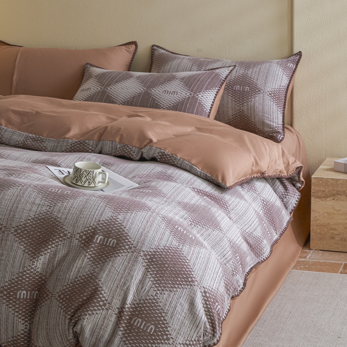 91家纺网 家纺一手货源 找家纺 2025新款亲肤全棉三层纱提花四件套 菱格-赤缇