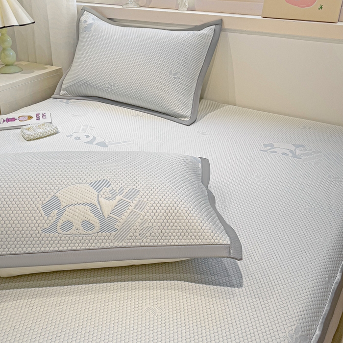 91家纺网 家纺一手货源 找家纺 富馨莱 2025新款A类480克PE凉感凉豆豆凉席三件套和单件床笠款 熊猫嘟嘟-蓝