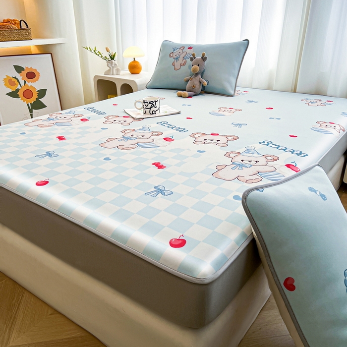 91家纺网 家纺一手货源 找家纺 2025春夏新款独家研发太空层凉感软席冰丝印花凉席床笠款 蛋糕熊