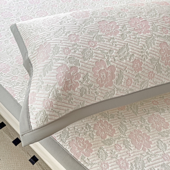 91家纺网 家纺一手货源 找家纺 富馨莱 2025新款A类480克PE凉感凉豆豆凉席三件套和单件平铺款 玫瑰花园-粉