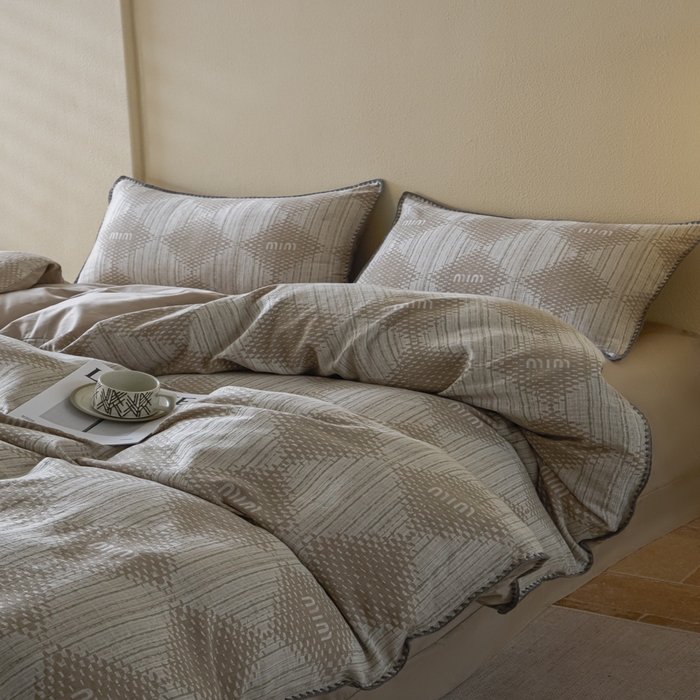 91家纺网 家纺一手货源 找家纺 2025新款亲肤全棉三层纱提花四件套 菱格-露褐