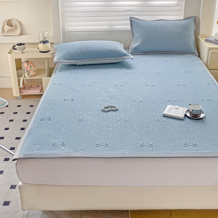 91家纺网 家纺一手货源 找家纺 富馨莱 2025新款A类480克PE凉感凉豆豆凉席三件套和单件平铺款 蝴蝶結-蓝