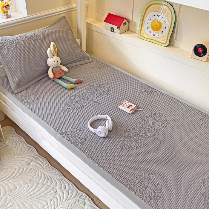 91家纺网 家纺一手货源 找家纺 富馨莱 2025新款A类480克PE凉感凉豆豆凉席三件套和单件学生款 发财树-灰