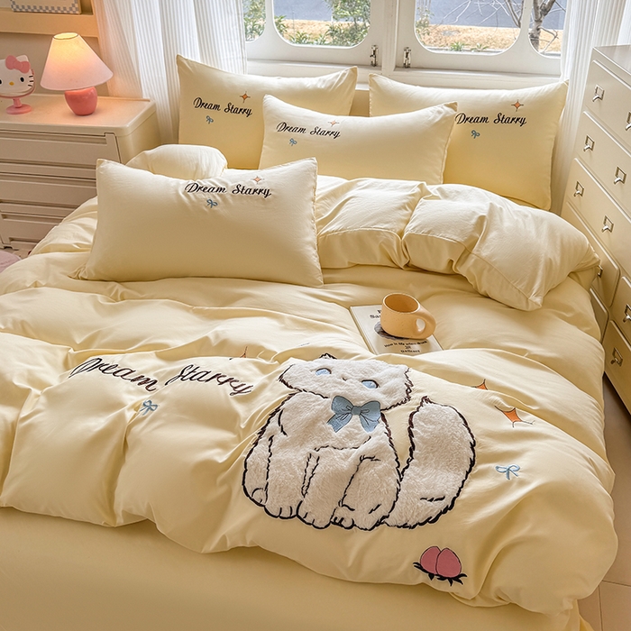 91家纺网 家纺一手货源 找家纺 凯美 2025新款超柔水洗棉卡通贴布绣四件套 幸运小猫-浅黄