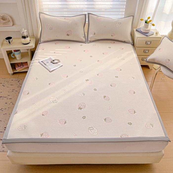 91家纺网 家纺一手货源 找家纺 富馨莱 2025新款A类480克PE凉感凉豆豆凉席三件套和单件平铺款 草莓乐园