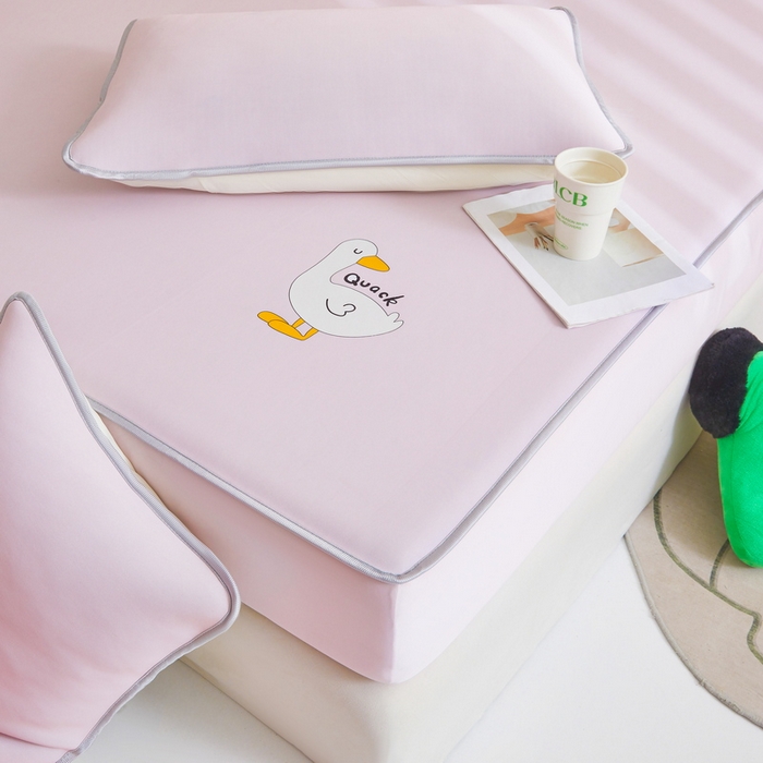 91家纺网 家纺一手货源 找家纺 2025春夏新款独家研发太空层凉感鸭冰丝烫画软凉席床笠款 凉感鸭-樱花粉