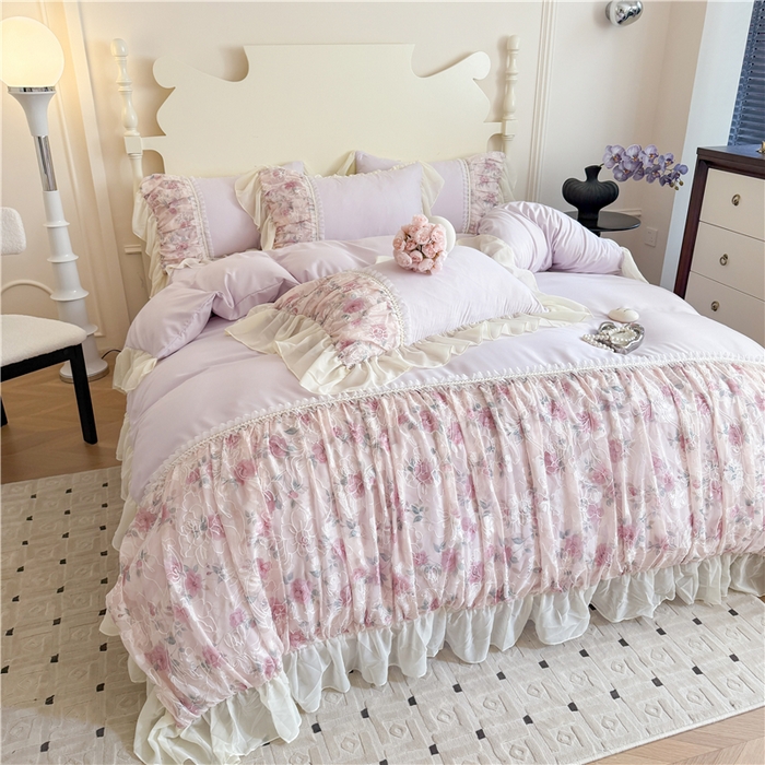 91家纺网 家纺一手货源 找家纺 富盛家纺 2025新款水洗亲肤棉雪纺印绣工艺四件套公主风四件套巴黎春天系列 巴黎春天-紫