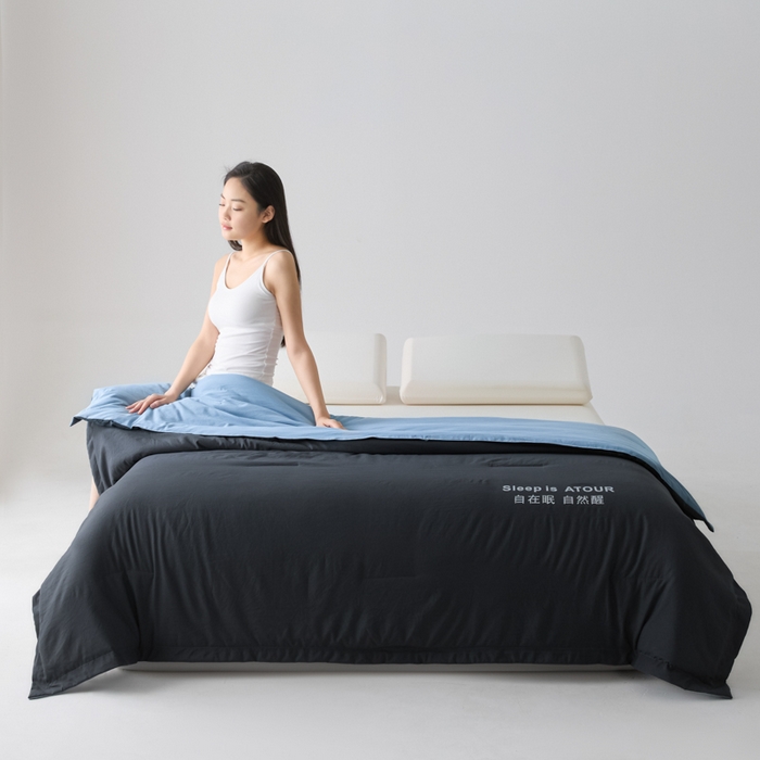91家纺网 家纺一手货源 找家纺 暖芯家纺 2025新款亚朵同款深睡Pro夏被自在眠自然醒 深灰+普鲁士蓝