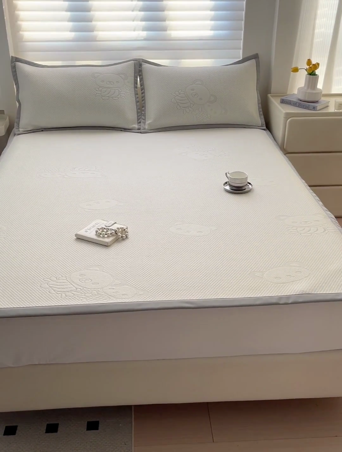 91家纺网 家纺一手货源 找家纺 富馨莱 2025新款A类480克PE凉感凉豆豆凉席三件套和单件平铺款 快乐熊仔