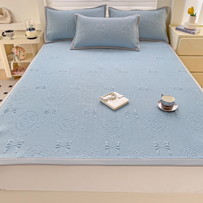 91家纺网 家纺一手货源 找家纺 富馨莱 2025新款A类480克PE凉感凉豆豆凉席三件套和单件平铺款 蝴蝶結-蓝