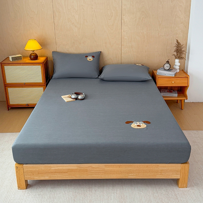 91家纺网 家纺一手货源 找家纺 澳梵家居 2025新款A类全棉毛巾绣床笠 飞天小狗-灰色