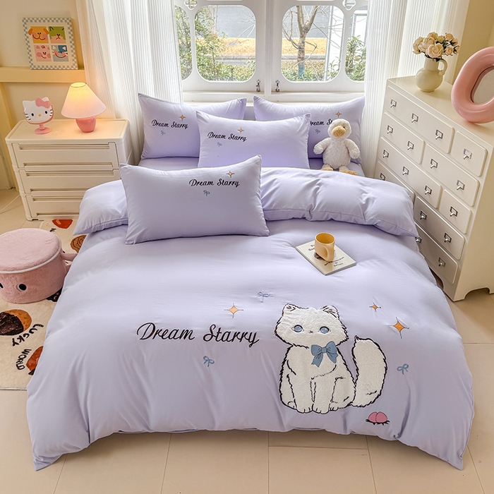 91家纺网 家纺一手货源 找家纺 凯美 2025新款超柔水洗棉卡通贴布绣四件套 幸运小猫-浅紫