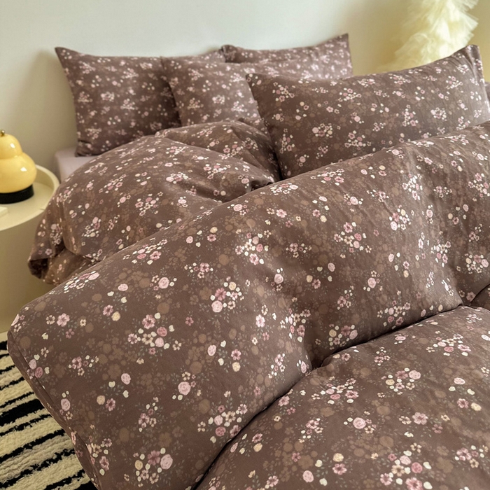 91家纺网 家纺一手货源 找家纺 塞纳 2026新款.全棉有氧双层纱四件套-场景一 花间梦-棕