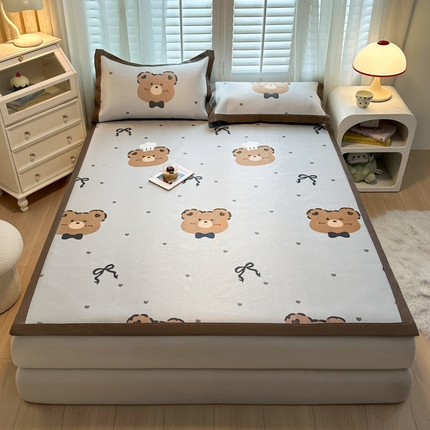 91家纺网 家纺一手货源 找家纺 席佬大 2025新款高克重卡通数码印花冰藤席床席床笠款 爱心熊-平铺款