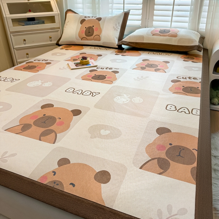 91家纺网 家纺一手货源 找家纺 席佬大 2025新款高克重卡通数码印花冰藤席床席床笠款 卡皮巴拉-平铺款-平铺款