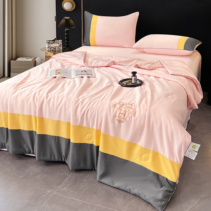 91家纺网 家纺一手货源 找家纺 梦舒羽 2025新款清凉舒适水洗冰丝双拼亮钻夏被 双拼亮钻优雅粉