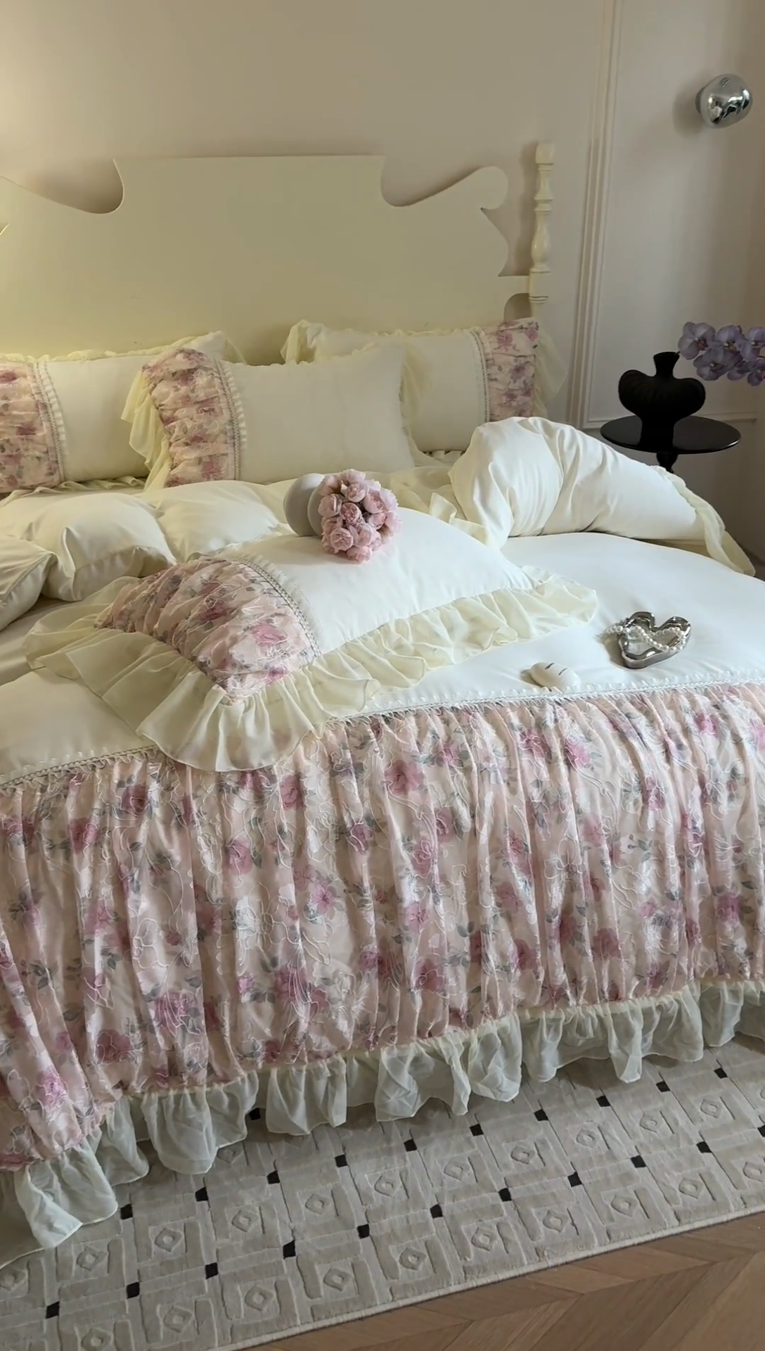 91家纺网 家纺一手货源 找家纺 富盛家纺 2025新款水洗亲肤棉雪纺印绣工艺四件套公主风四件套巴黎春天系列 巴黎春天-白