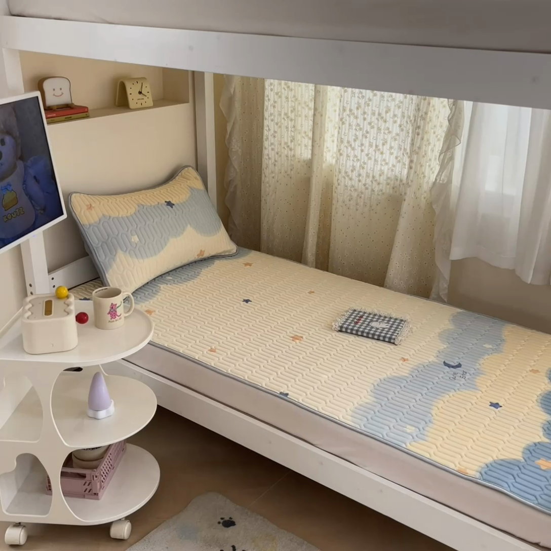 91家纺网 家纺一手货源 找家纺 川悦生活 2025新款小阪凉感丝印花凉席-学生床 海盐星空