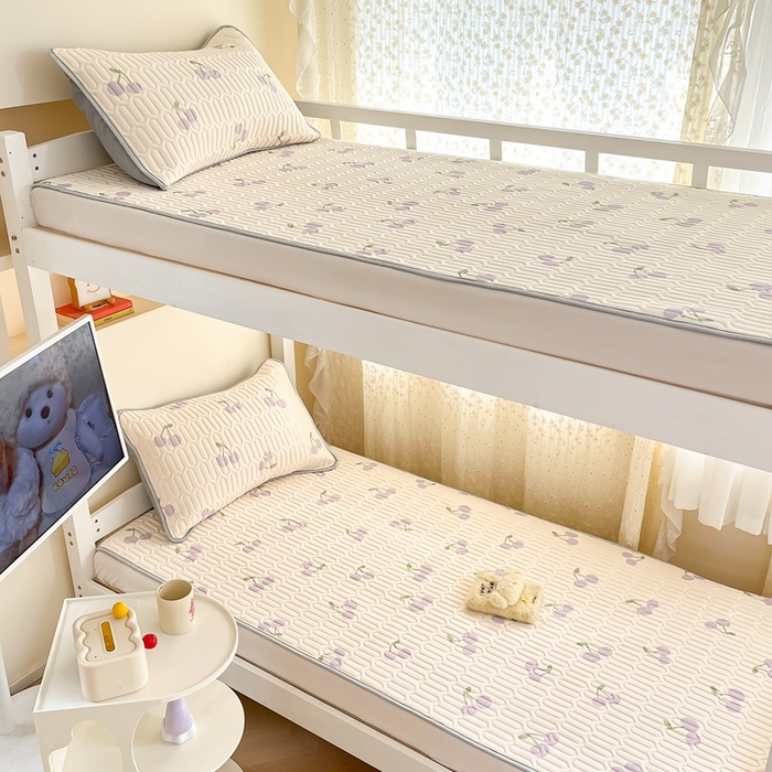 91家纺网 家纺一手货源 找家纺 川悦生活 2025新款小阪凉感丝印花凉席-学生床 奶噗樱桃