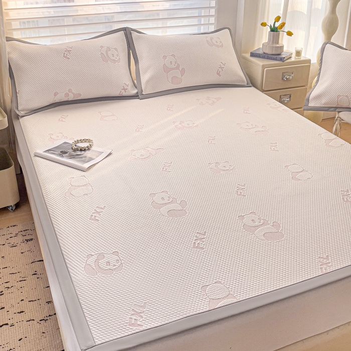 91家纺网 家纺一手货源 找家纺 富馨莱 2025新款A类480克PE凉感凉豆豆凉席三件套和单件平铺款 熊猫嘟嘟-粉