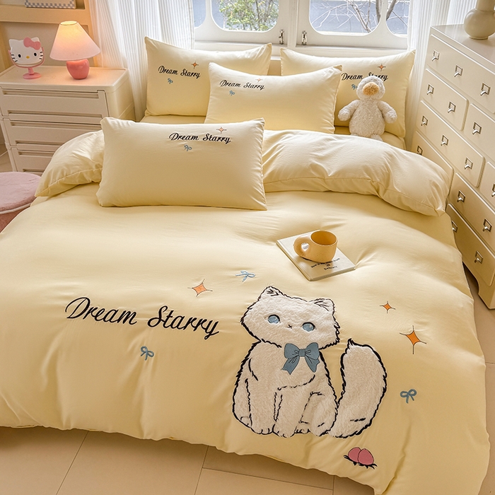 91家纺网 家纺一手货源 找家纺 凯美 2025新款超柔水洗棉卡通贴布绣四件套 幸运小猫-浅黄