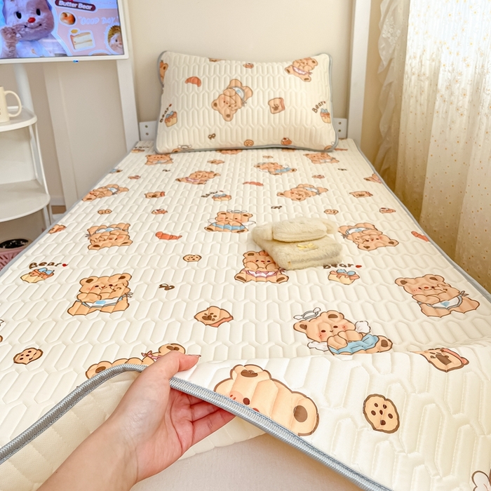 91家纺网 家纺一手货源 找家纺 川悦生活 2025新款小阪凉感丝印花凉席-学生床 奶芙熊